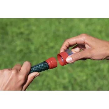 Fontanna flaming Bestway 52382 w trakcie pracy z silnym strumieniem wody