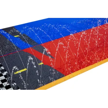 Zbliżenie miękkiej ślizgawki wodnej Bestway zamontowanej w ogrodzie