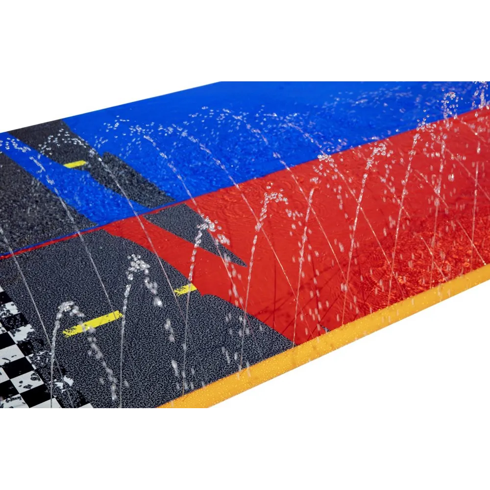 Zbliżenie miękkiej ślizgawki wodnej Bestway zamontowanej w ogrodzie