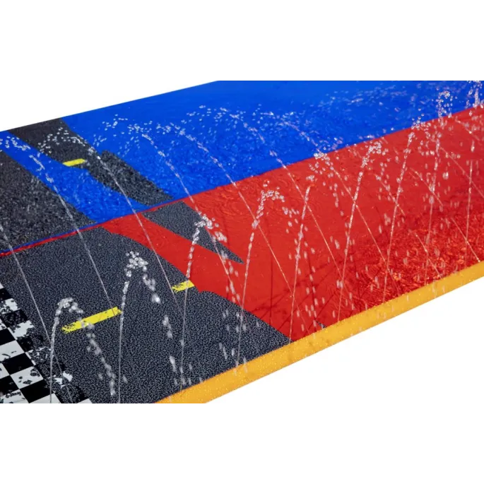 Zbliżenie miękkiej ślizgawki wodnej Bestway zamontowanej w ogrodzie