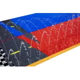 Zbliżenie miękkiej ślizgawki wodnej Bestway zamontowanej w ogrodzie