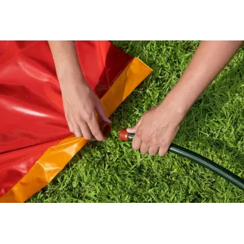 Zabawa na ślizgawce wodnej 4,88 m w upalny dzień wśród dzieci