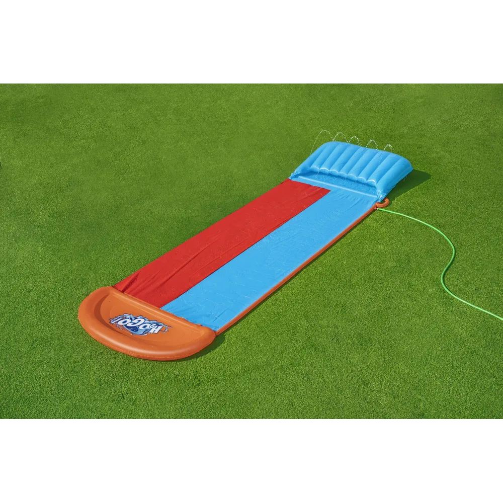 Dzieci bawiące się na ślizgawce wodnej Bestway w ogrodzie