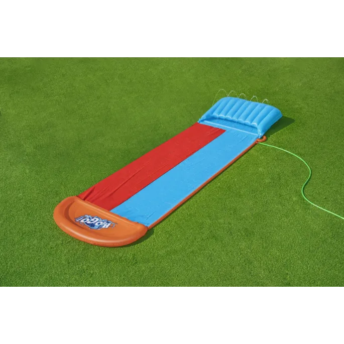 Dzieci bawiące się na ślizgawce wodnej Bestway w ogrodzie