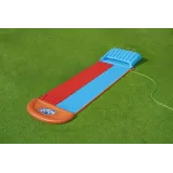 Dzieci bawiące się na ślizgawce wodnej Bestway w ogrodzie