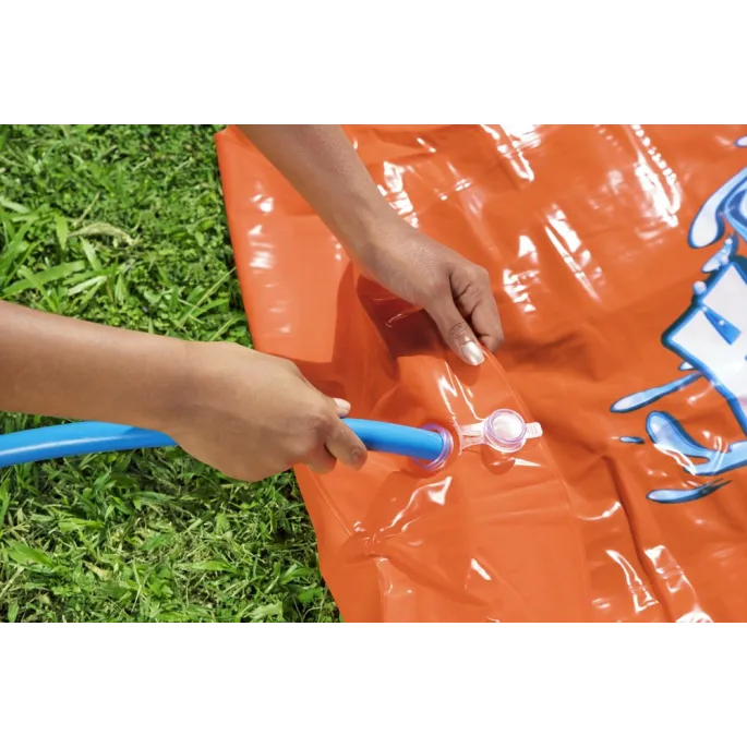 Zbliżenie na wbudowane spryskiwacze ślizgawki wodnej Bestway