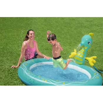 Intensywnie kolorowy basen z fontanną dla maluchów na lato
