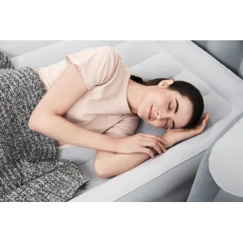 Wnętrze sypialni z dużym dmuchanym łóżkiem Bestway