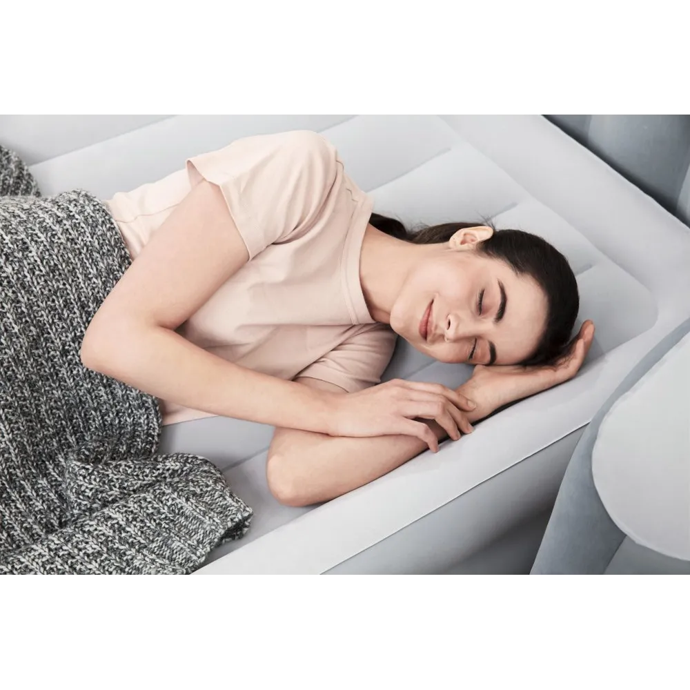 Wnętrze sypialni z dużym dmuchanym łóżkiem Bestway