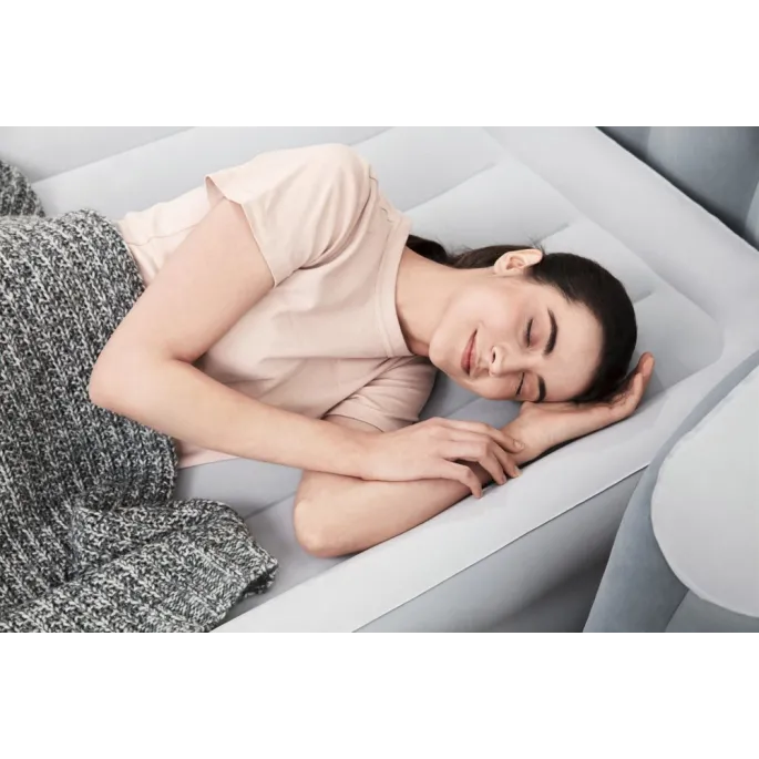 Wnętrze sypialni z dużym dmuchanym łóżkiem Bestway