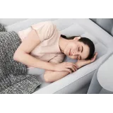 Wnętrze sypialni z dużym dmuchanym łóżkiem Bestway