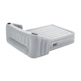 Zestaw dmuchanego materaca z pompką i łatką naprawczą na podłodze