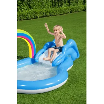 kolorowy dmuchany mini aquapark dla najmłodszych w ogrodzie