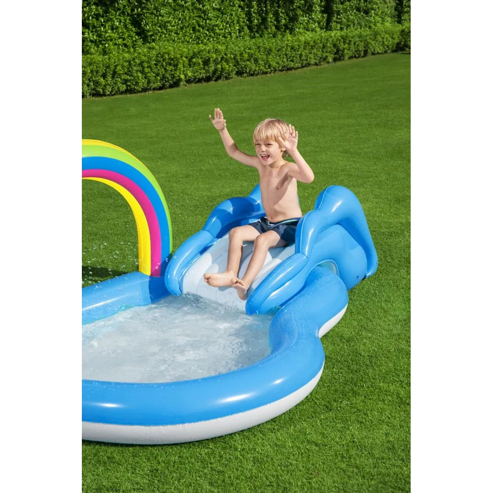 kolorowy dmuchany mini aquapark dla najmłodszych w ogrodzie