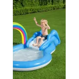 kolorowy dmuchany mini aquapark dla najmłodszych w ogrodzie