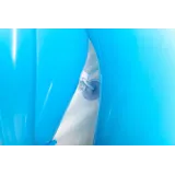 szczegóły dmuchanego placu zabaw z motywem tęczy i chmurki