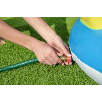 dzieci bawiące się na zjeżdżalni dmuchanego placu Bestway