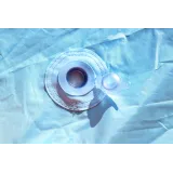 Ogromna zjeżdżalnia wodna z fontanną i basenem ogrodowym