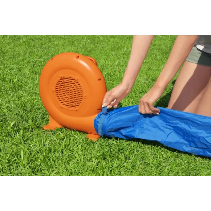 Plac zabaw z dmuchaną zjeżdżalnią wodną w ogrodzie