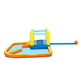 Letnia zabawa na dmuchanej zjeżdżalni wodnej Bestway