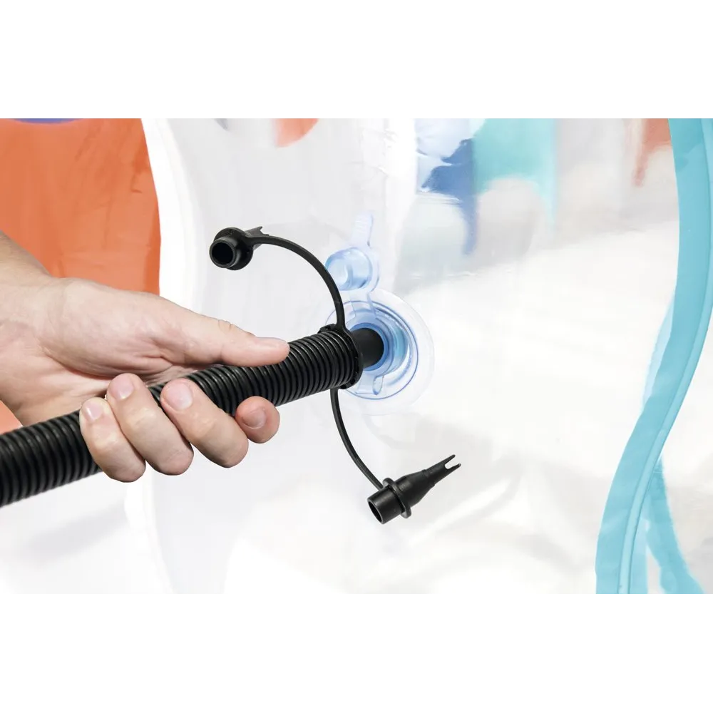 Letni odpoczynek w dmuchanym basenie na działce