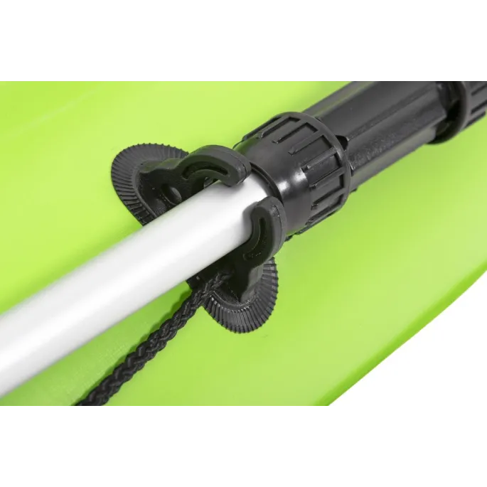 Bezpieczny kajak na wodę z linką bezpieczeństwa oraz akcesoriami w komplecie