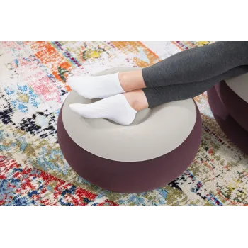 Dmuchany fotel Bestway 122x94x81 cm prezentowany na tarasie