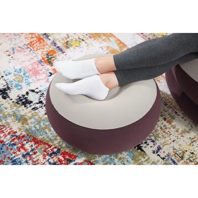 Dmuchany fotel Bestway 122x94x81 cm prezentowany na tarasie