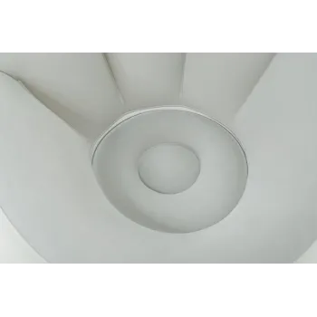 Fotel podświetlany LED w aranżacji mieszkania studenckiego