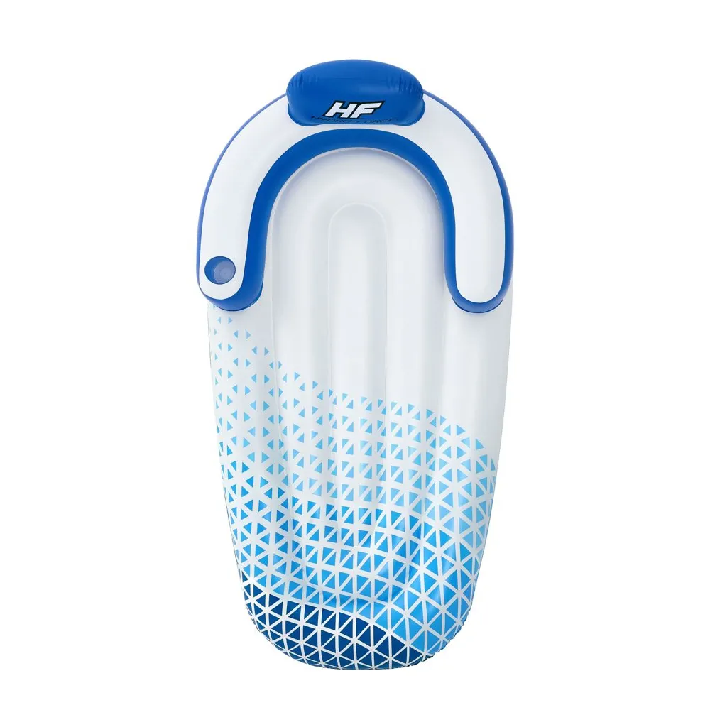 Wygodny fotel dmuchany niebiesko-biały na plaży