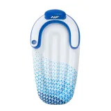 Wygodny fotel dmuchany niebiesko-biały na plaży