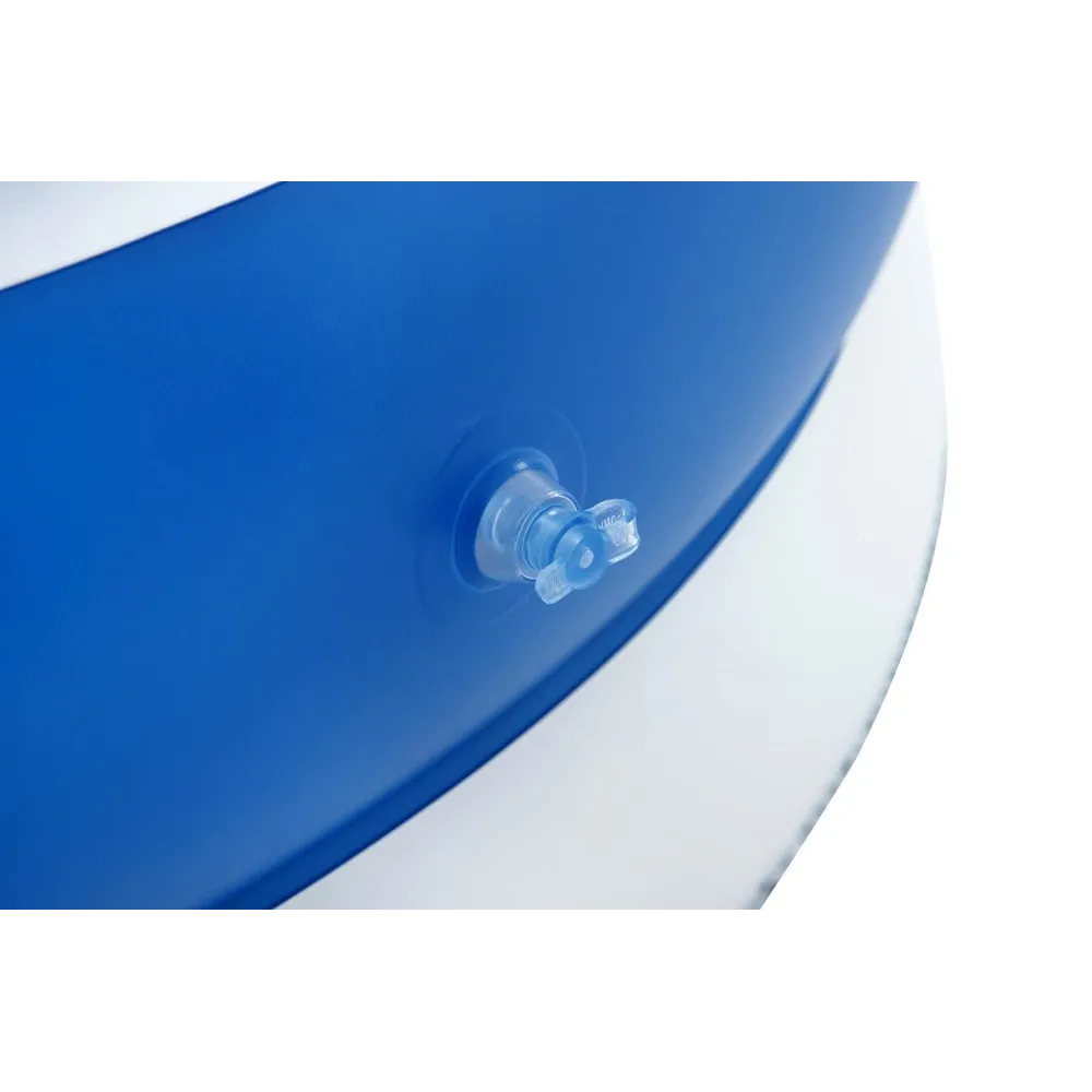 Kobieta odpoczywa na materacu fotelu nad wodą