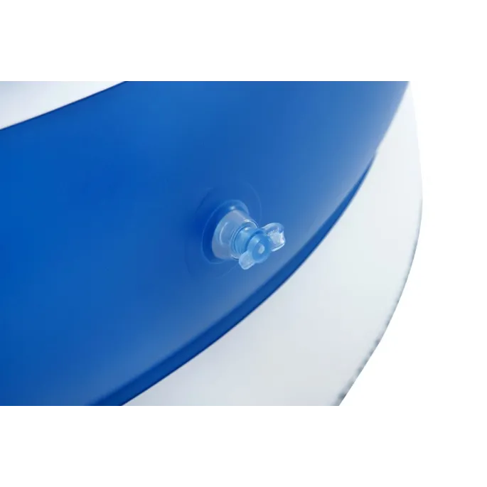 Kobieta odpoczywa na materacu fotelu nad wodą