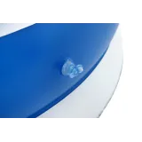 Kobieta odpoczywa na materacu fotelu nad wodą