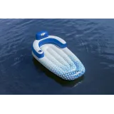 Dmuchany fotel materac z podłokietnikami na trawie