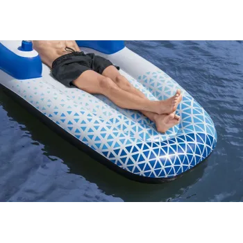 Zrelaksowana osoba opala się na dmuchanym materacu Bestway