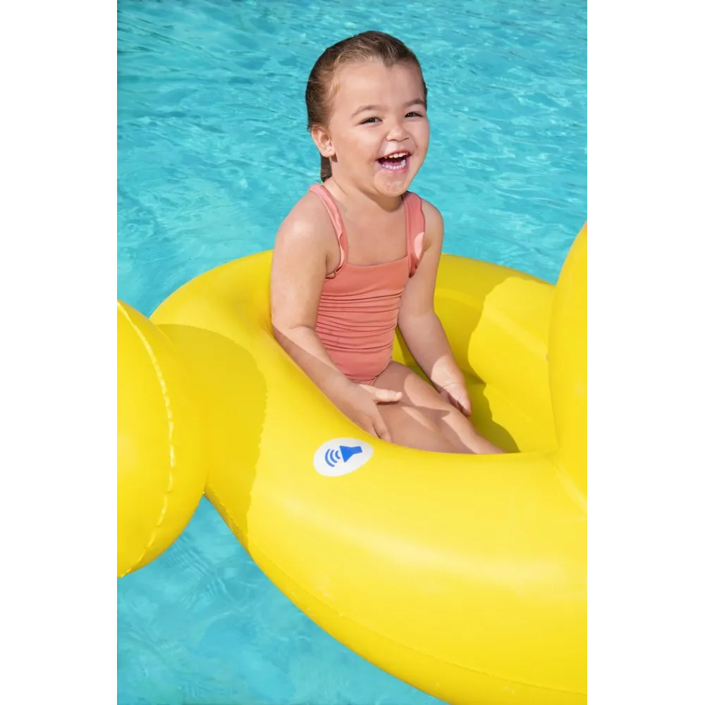 Dziecko siedzi na dmuchanej kaczce w basenie latem