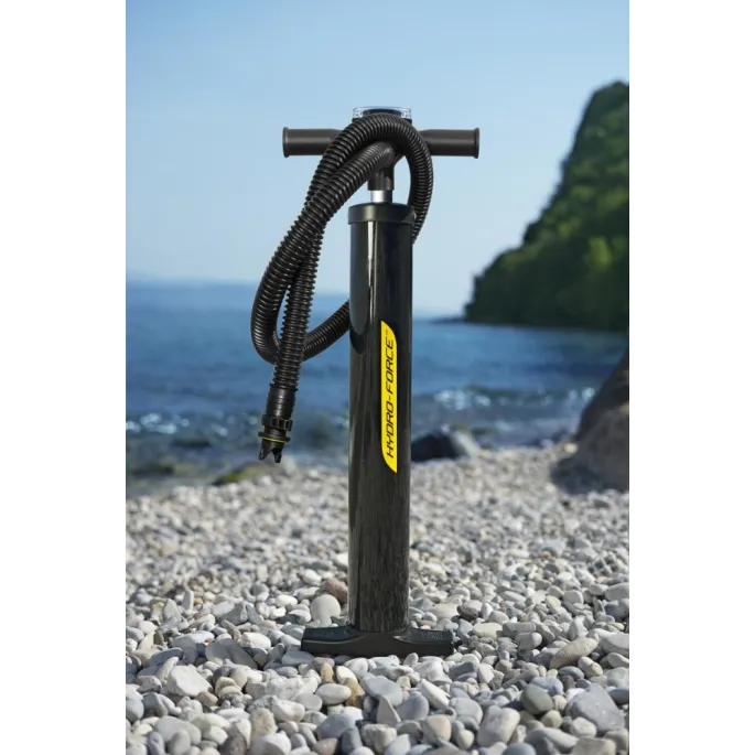 Deska SUP Hydro-Force podczas nadmuchiwania ręczną pompką