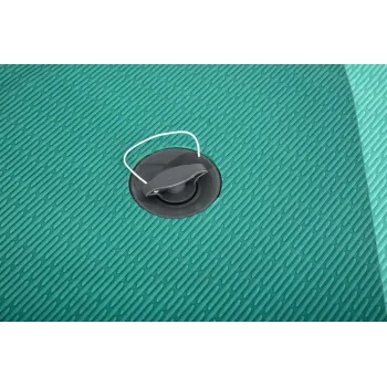 Poręczne uchwyty i system mocowania bagażu na desce SUP