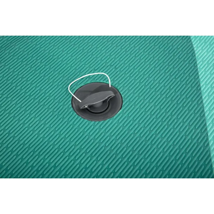 Poręczne uchwyty i system mocowania bagażu na desce SUP