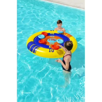 Letnia zabawa z dmuchaną tarczą i frisbee w ogrodzie