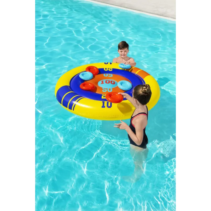 Letnia zabawa z dmuchaną tarczą i frisbee w ogrodzie