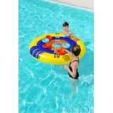 Letnia zabawa z dmuchaną tarczą i frisbee w ogrodzie