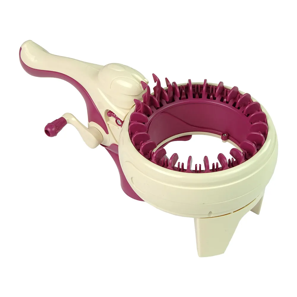 Dziecko używające maszynki do zaplatania nici