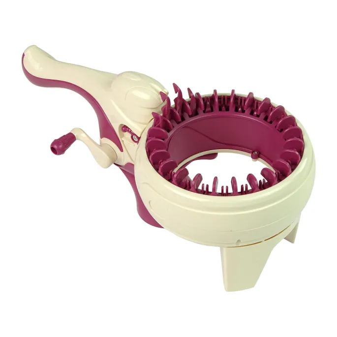 Dziecko używające maszynki do zaplatania nici