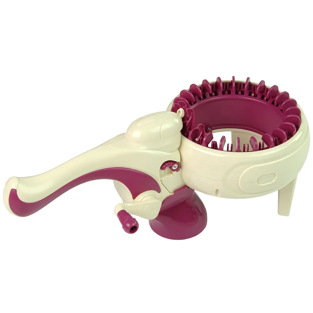 Zbliżenie na ręce zaplatające bransoletkę maszynką do tkania