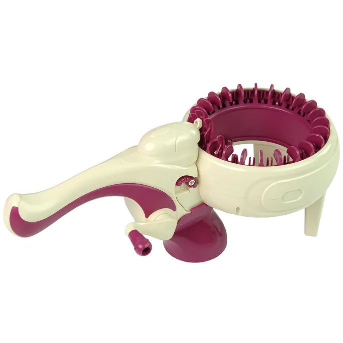 Zbliżenie na ręce zaplatające bransoletkę maszynką do tkania