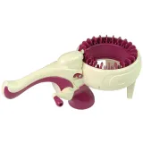 Zbliżenie na ręce zaplatające bransoletkę maszynką do tkania