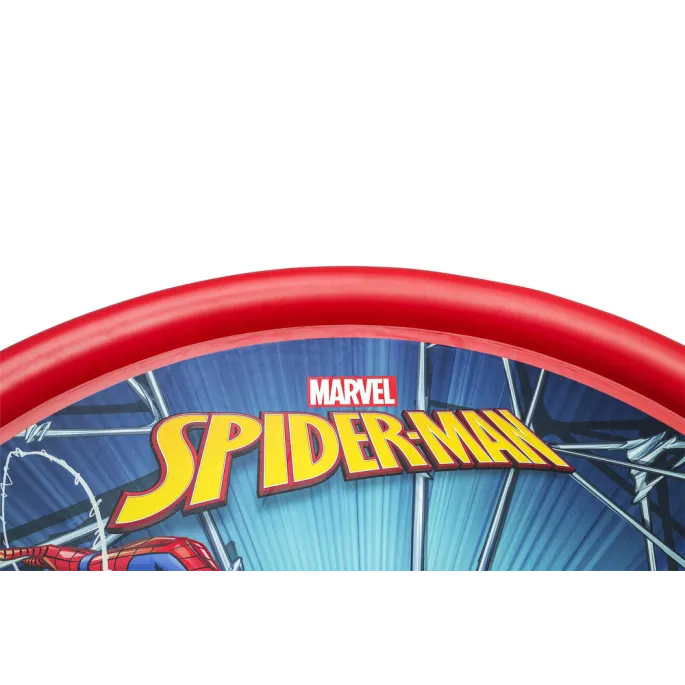 Dzieci bawiące się w wodnym brodziku Spider-man latem