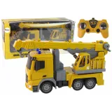 Dźwig budowlany RC 1:12 w kolorze żółtym podczas pracy na dywanie